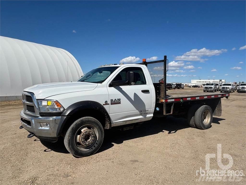RAM 5500 平板式/側卸式卡車