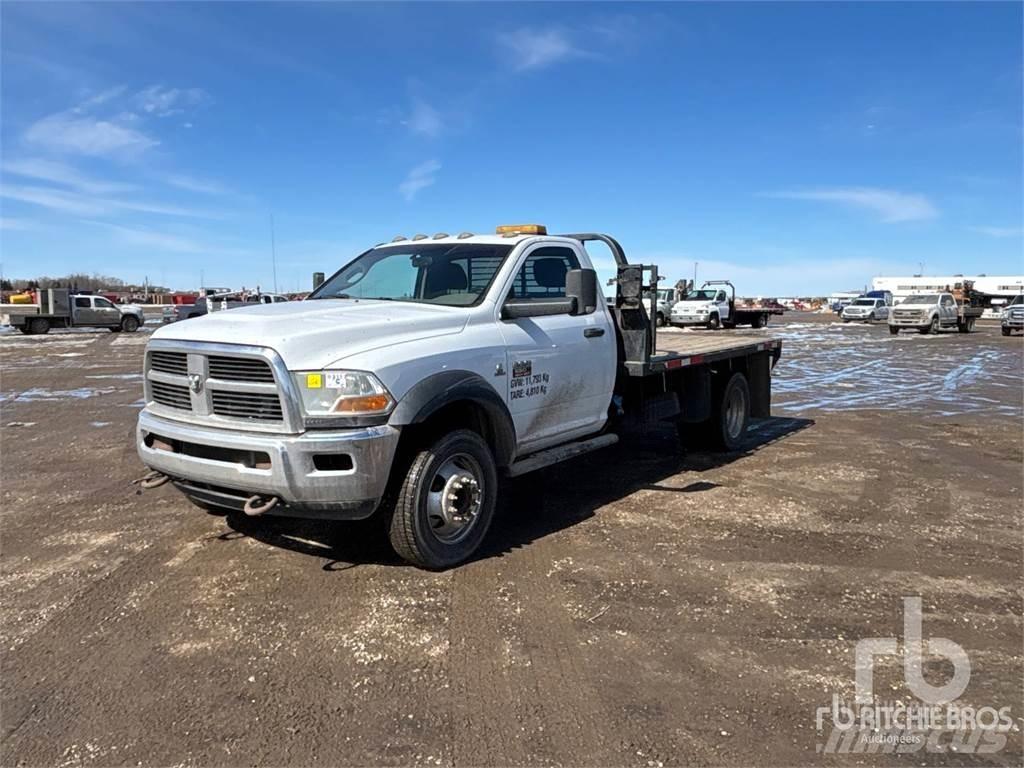 RAM 5500 平板式/側卸式卡車