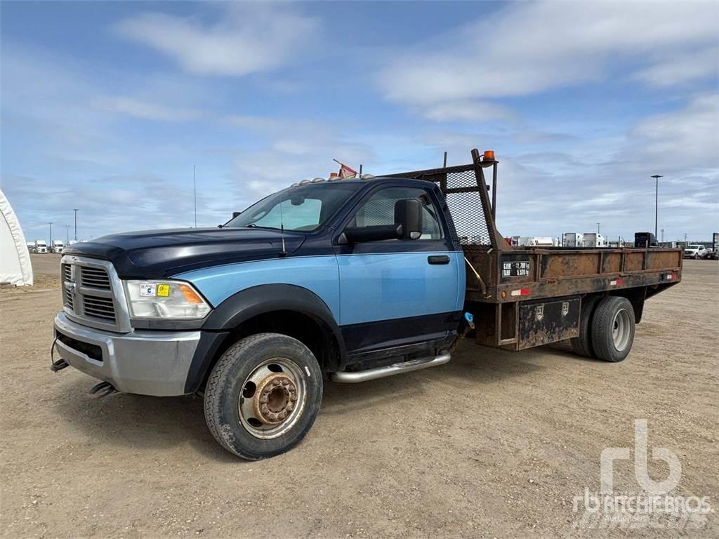 RAM 5500 平板式/側卸式卡車