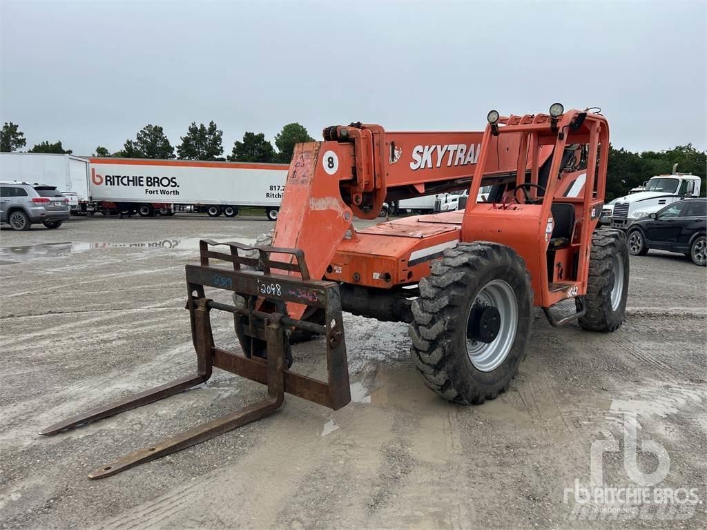 SkyTrak 8042 伸縮臂操作車