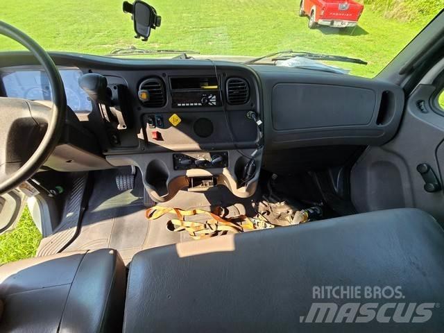 Freightliner M2 貨箱式卡車