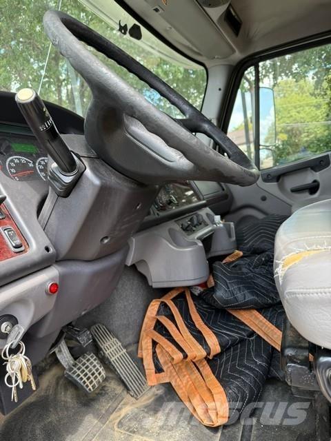 Freightliner M2 貨箱式卡車