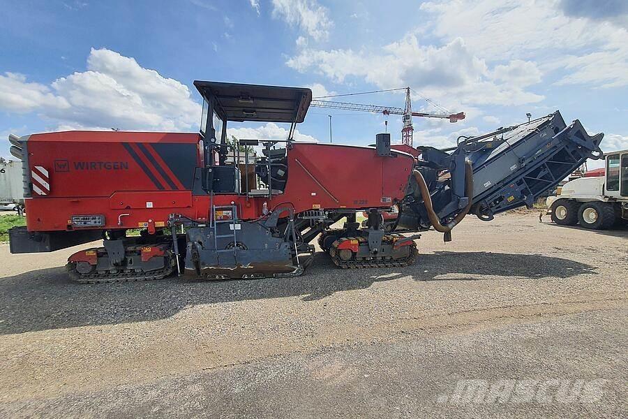 Wirtgen W 220 瀝青冷銑刨機/銑床