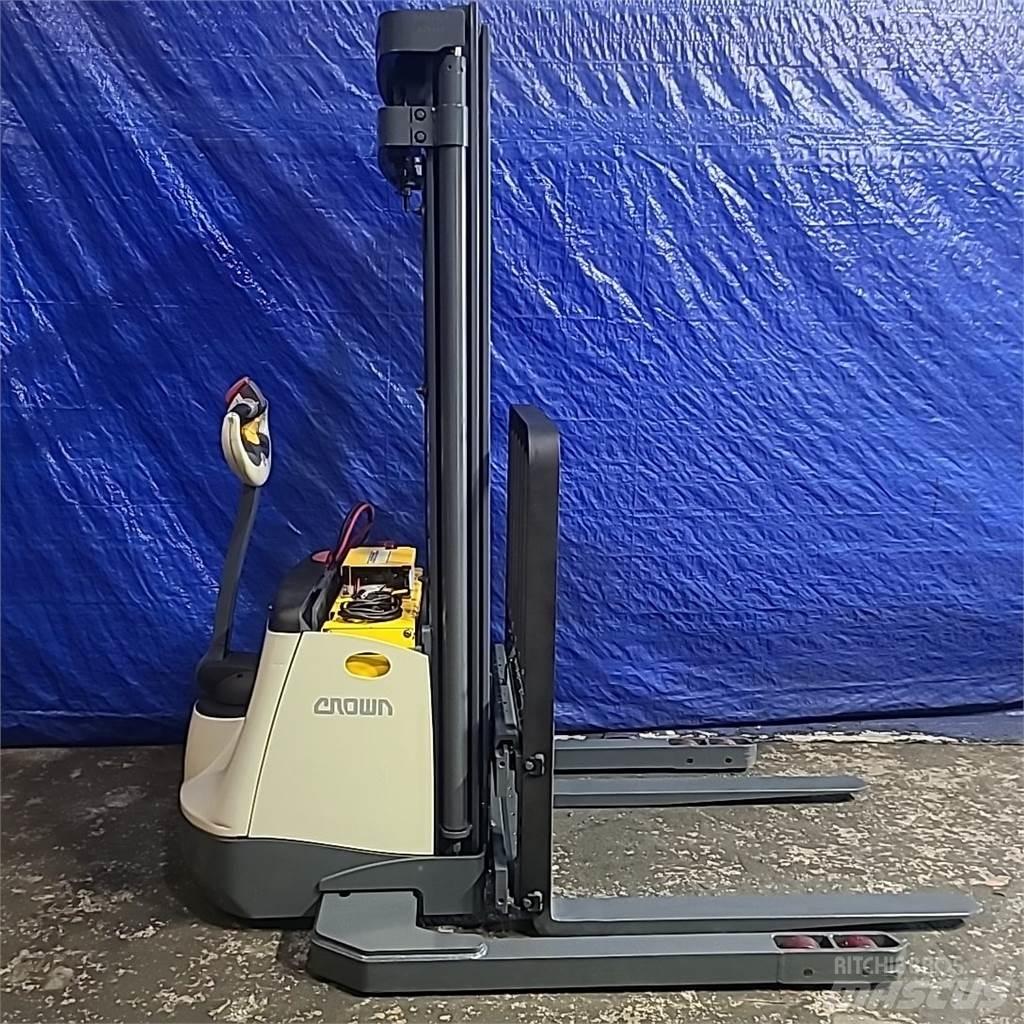 Crown SX3000-40 自走式堆積機