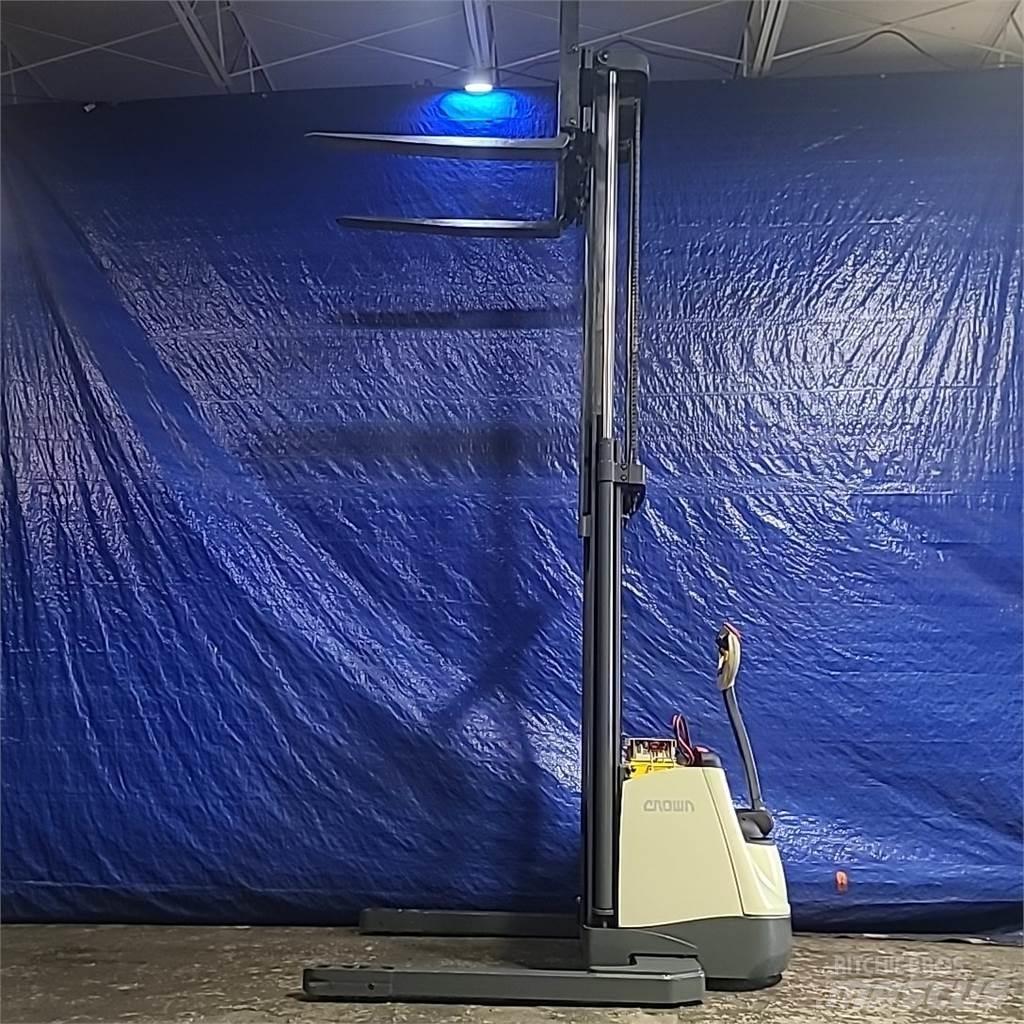 Crown SX3000-40 自走式堆積機