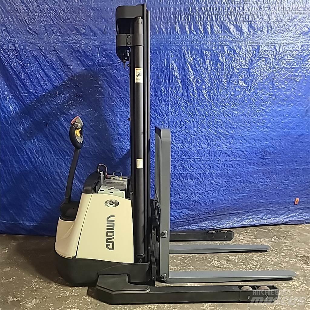 Crown SX3000-40 自走式堆積機