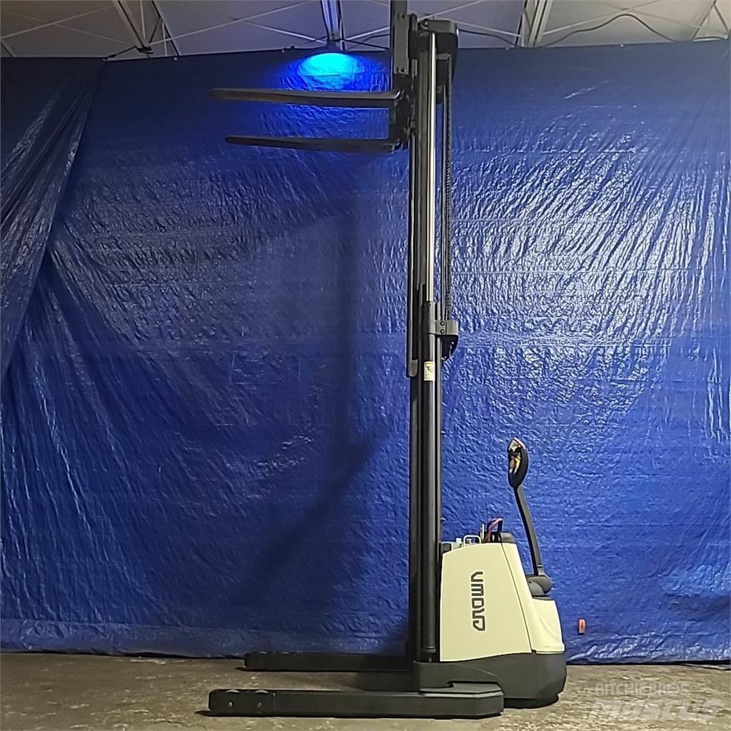 Crown SX3000-40 自走式堆積機