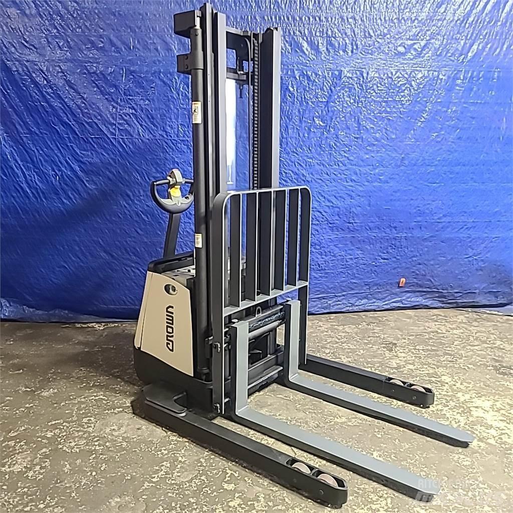 Crown SX3000-40 自走式堆積機