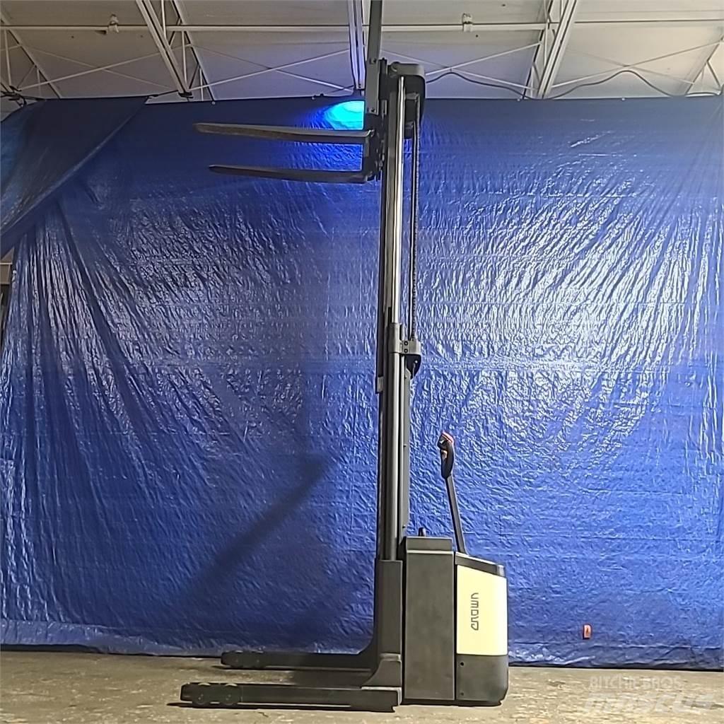 Crown WS2300 自走式堆積機