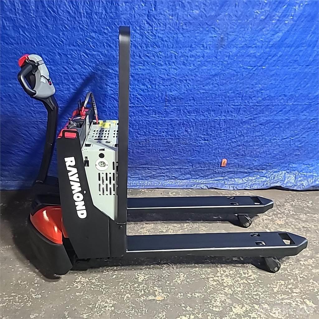 Raymond 8210 手拉式油壓拖板車