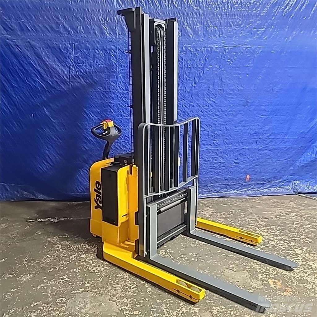 Yale MSW040 自走式堆積機
