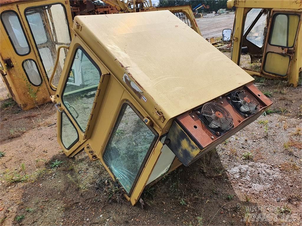 CAT 973 駕駛室與內部