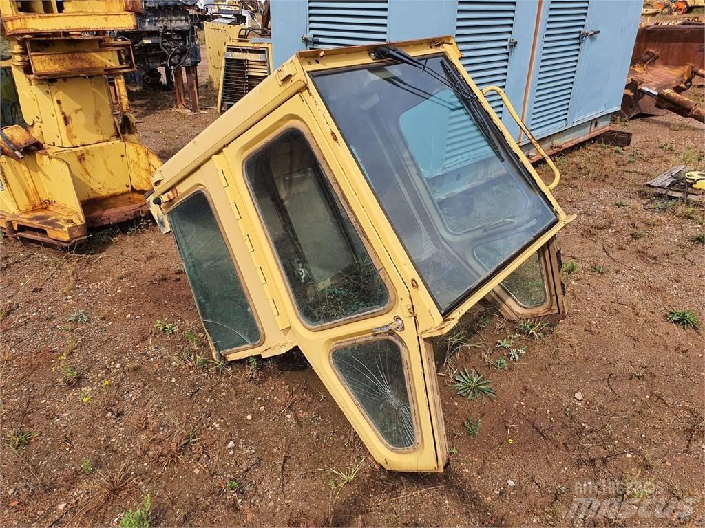 CAT 973 駕駛室與內部