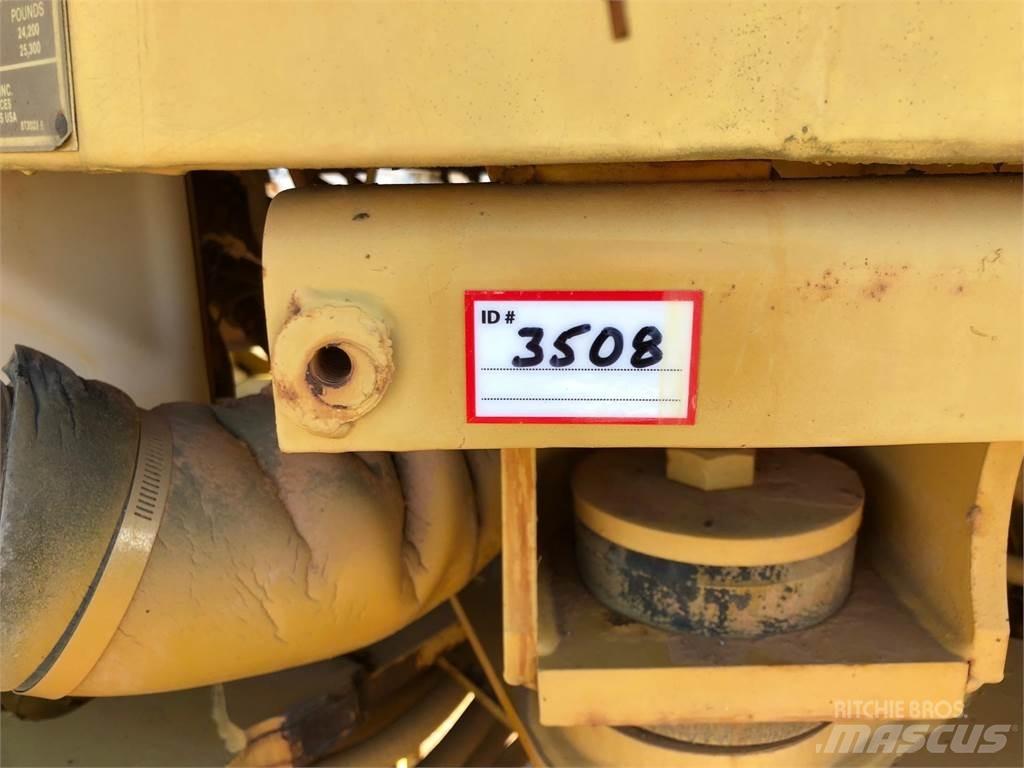 CAT IT18B 輪胎式裝載機