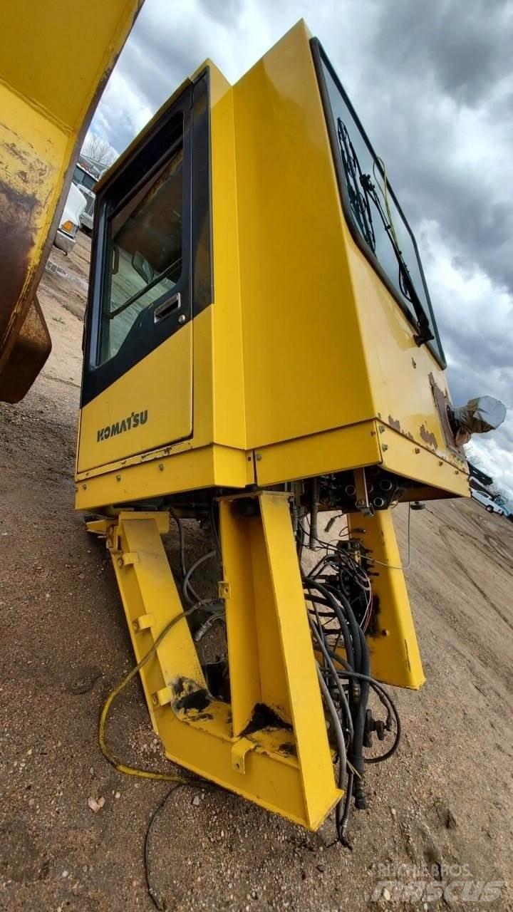 Komatsu WA1200 駕駛室與內部