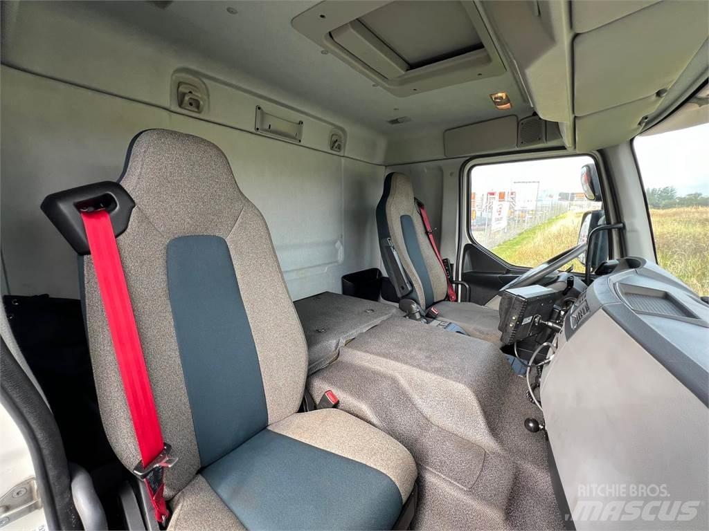 Volvo FE320 6x2*4 貨箱式卡車