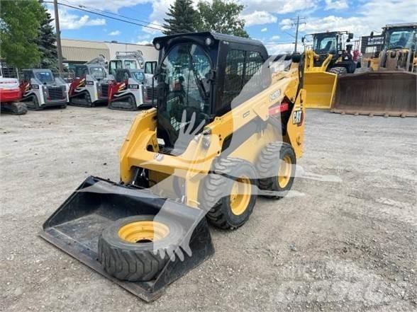 CAT 242D3 滑移轉向裝載機
