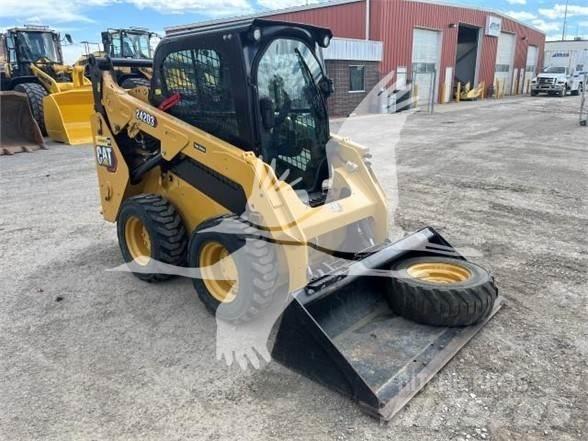 CAT 242D3 滑移轉向裝載機