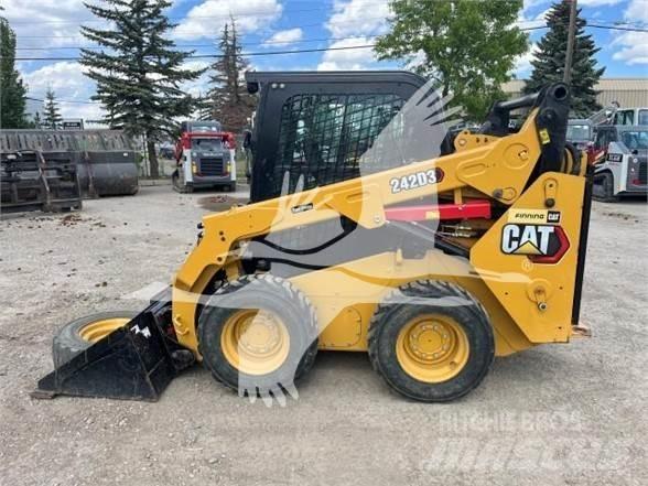 CAT 242D3 滑移轉向裝載機