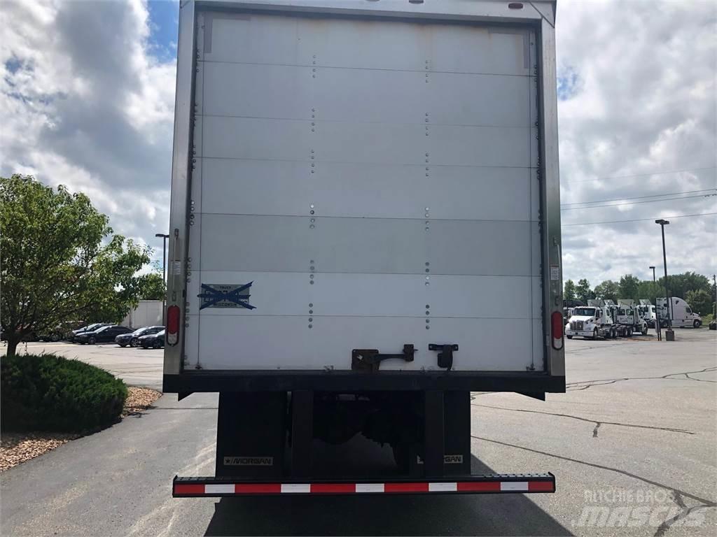 Freightliner M2 106 貨箱式卡車