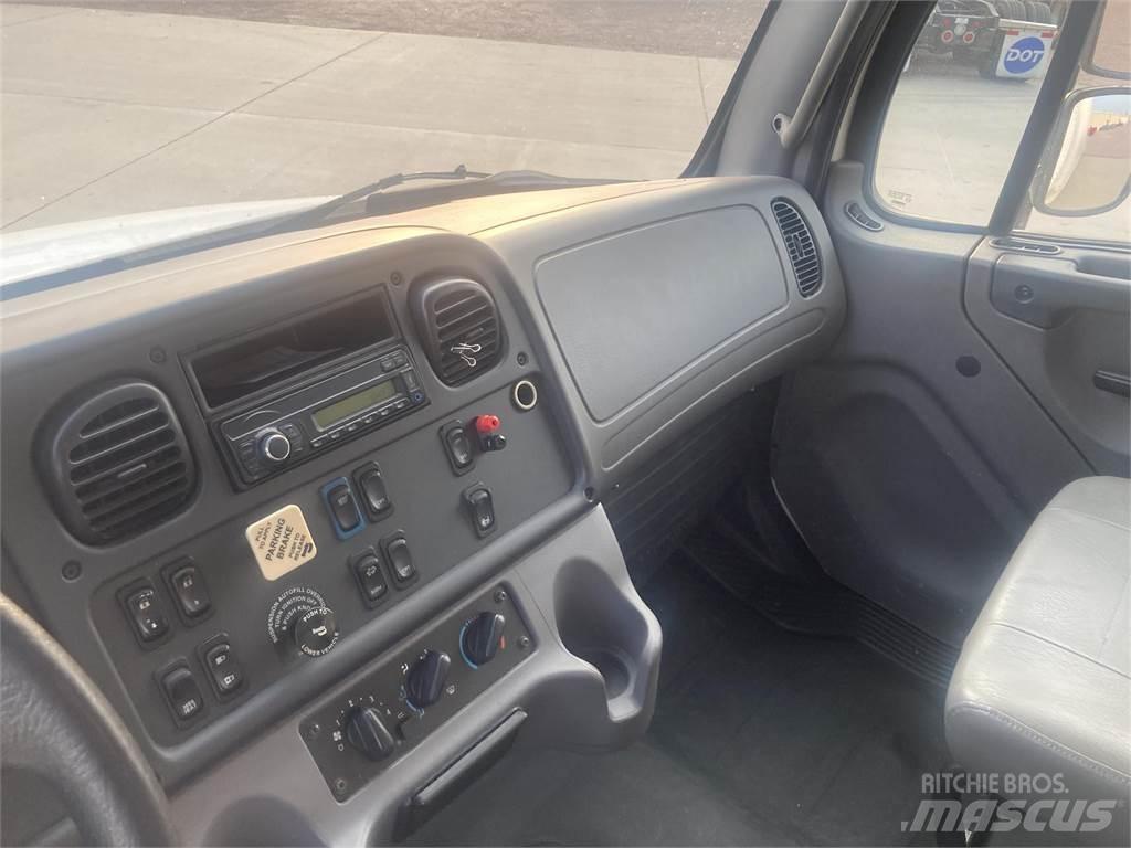 Freightliner M2 106 商用底盤車