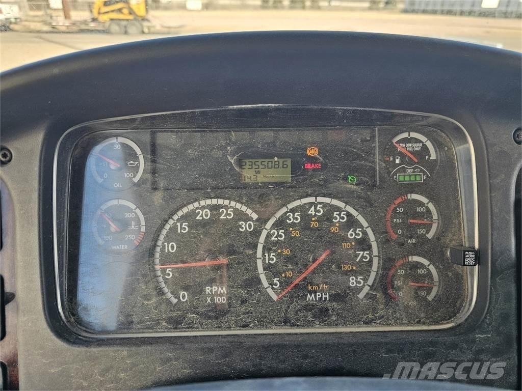 Freightliner M2 106 曳引機組件