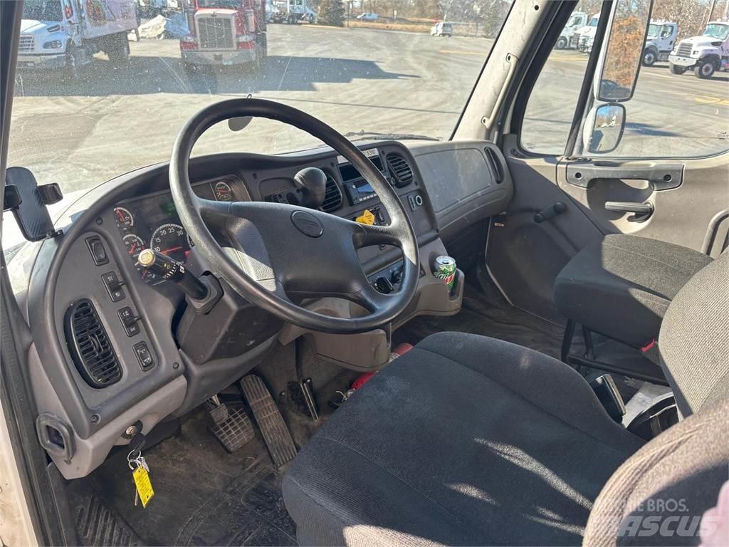 Freightliner M2 106 貨箱式卡車