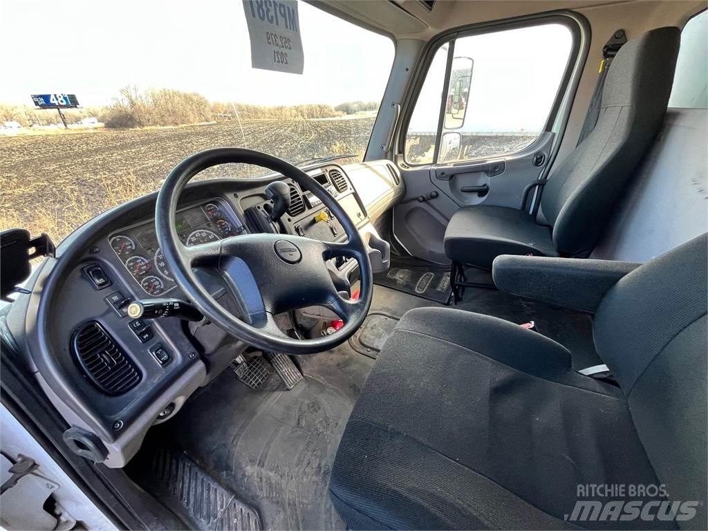 Freightliner M2 106 貨箱式卡車