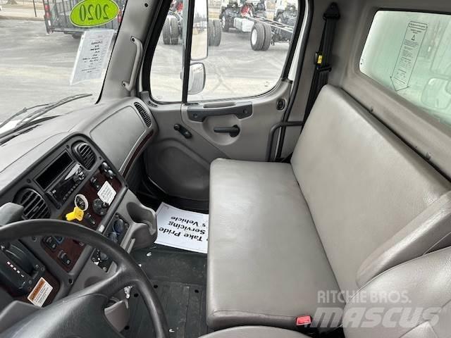 Freightliner M2106 貨箱式卡車