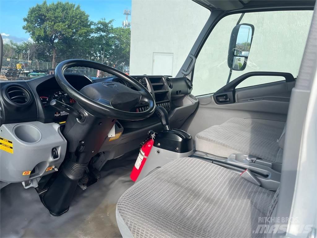 Hino 195 貨箱式卡車
