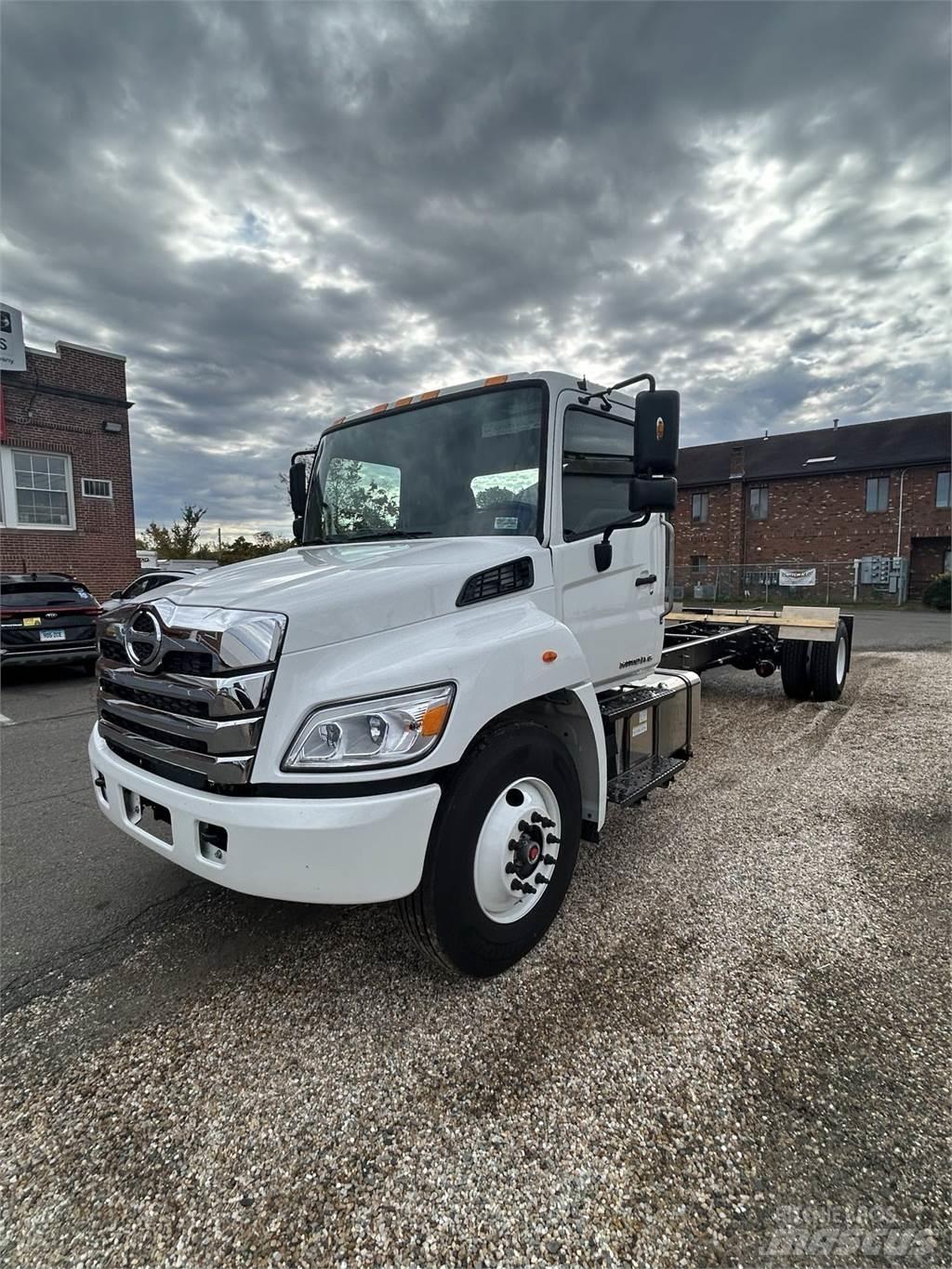 Hino L6 貨箱式卡車