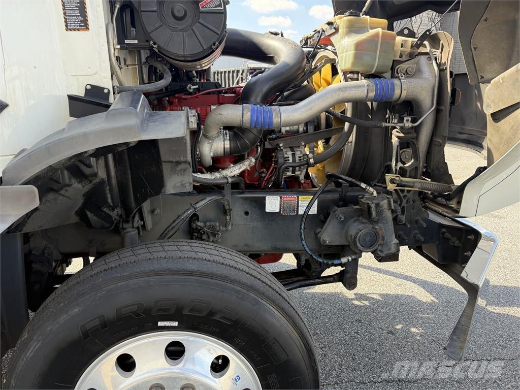 Mack GR64B9 貨箱式卡車