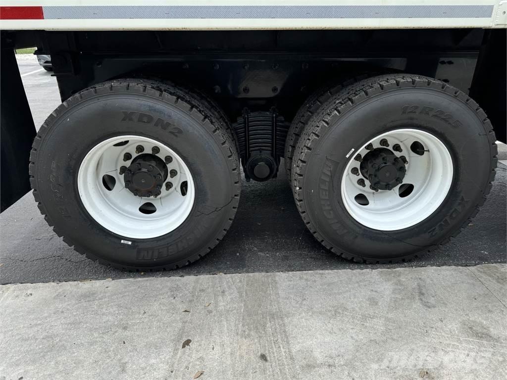 Mack GR64BRX 傾卸式卡車