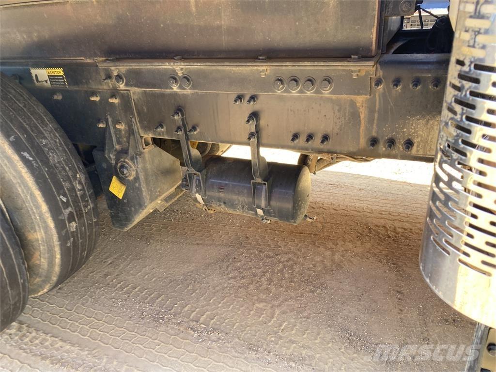 Mack GR64F 傾卸式卡車
