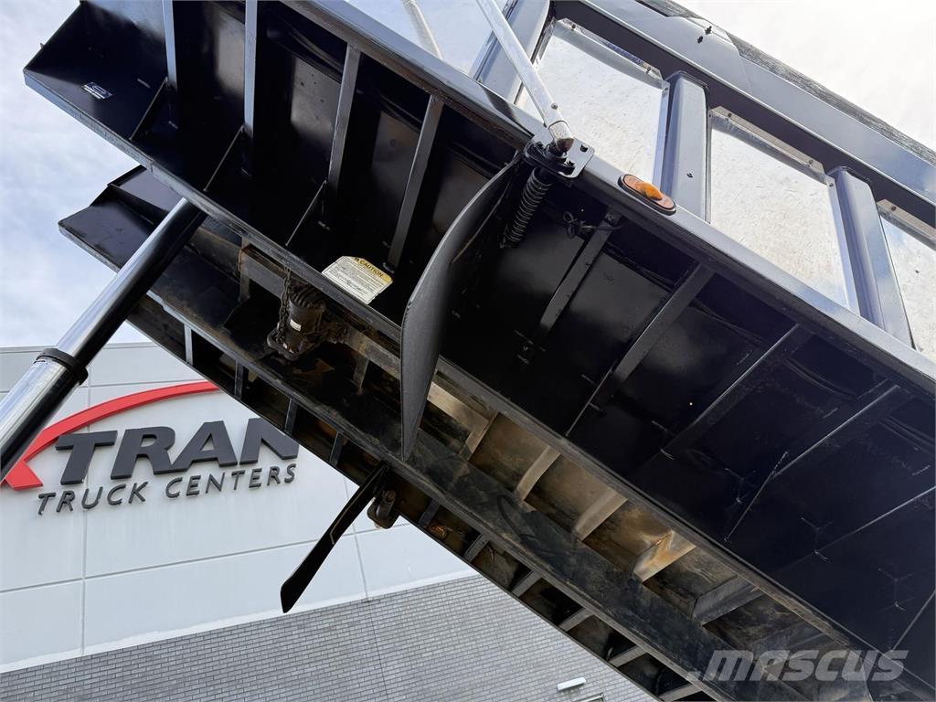 Mack GU713 傾卸式卡車