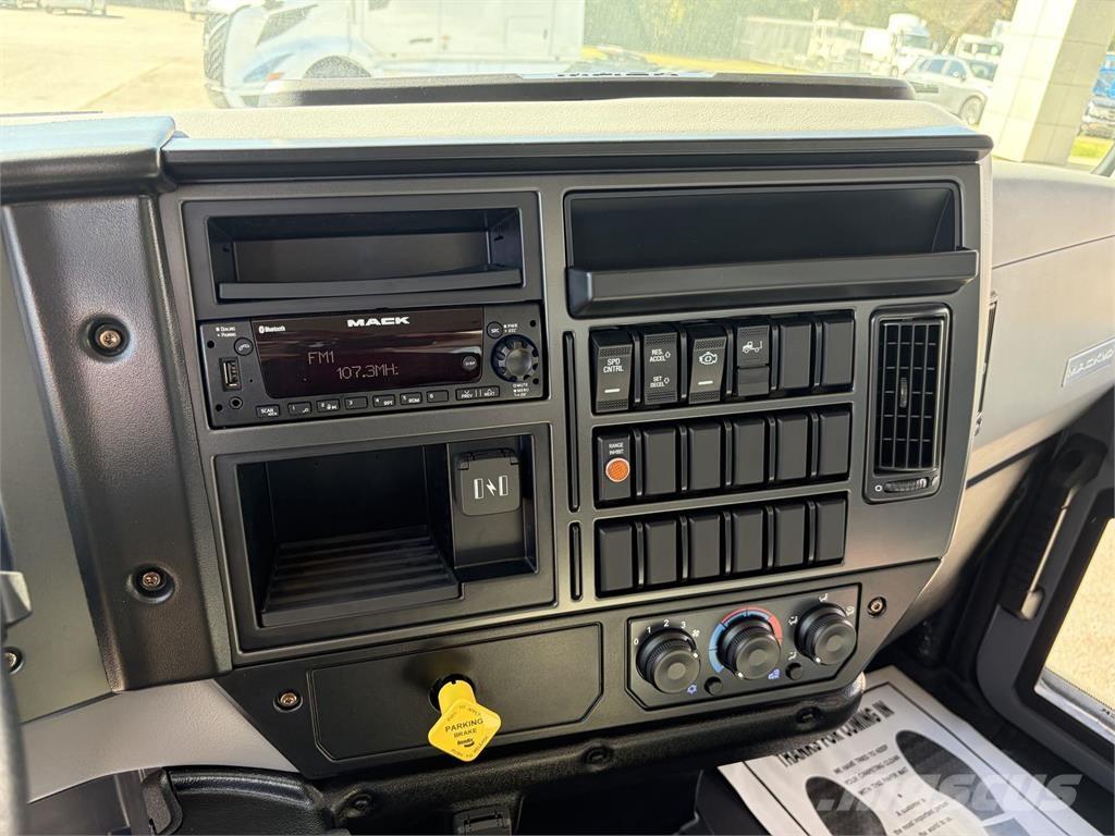 Mack MD6 42R 貨箱式卡車