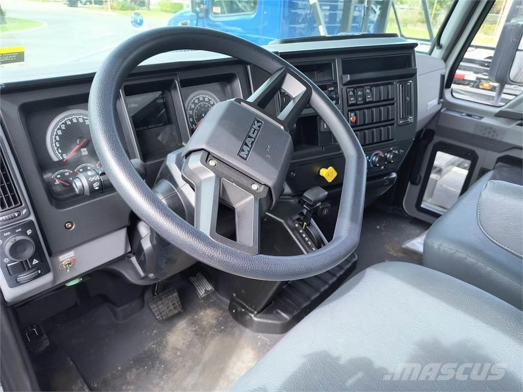 Mack MD6 42R 貨箱式卡車