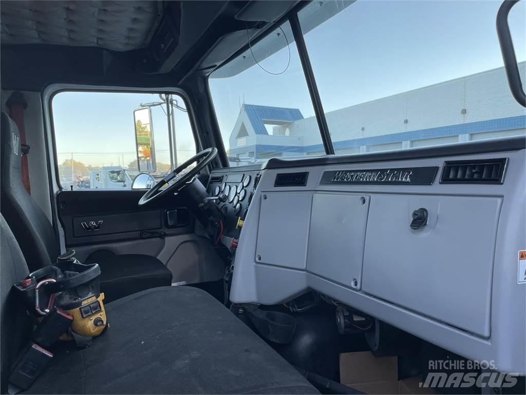 Western Star 4700SB 商用底盤車