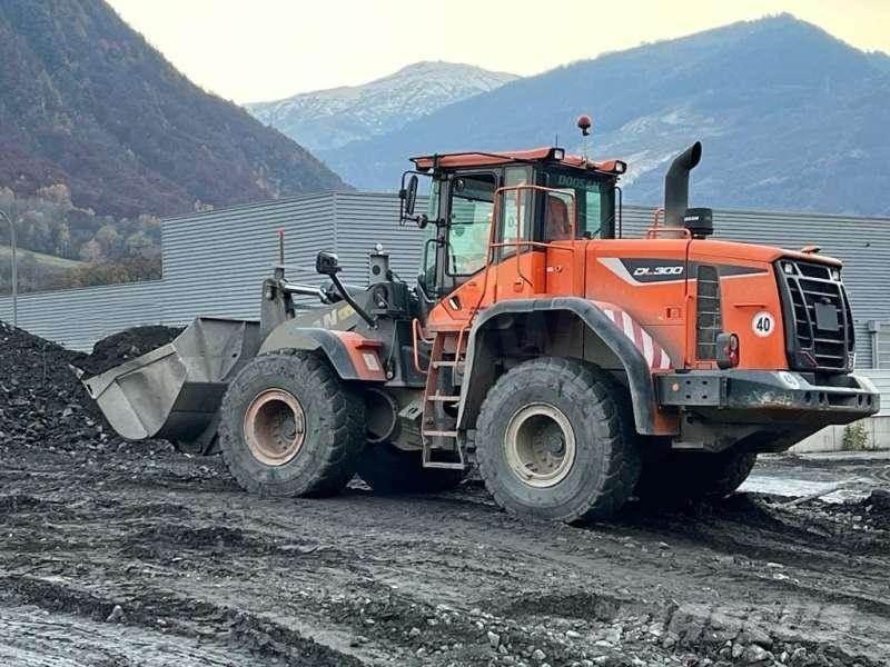 Doosan DL300 輪胎式裝載機