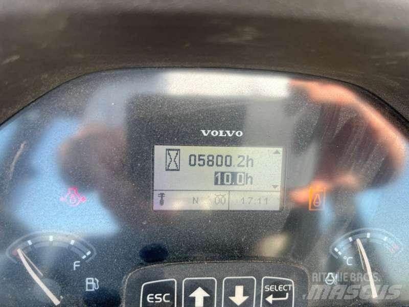 Volvo BL71B 反鏟裝載機