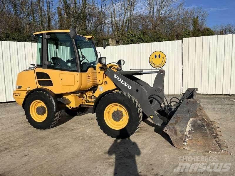 Volvo L28F 小型裝載機