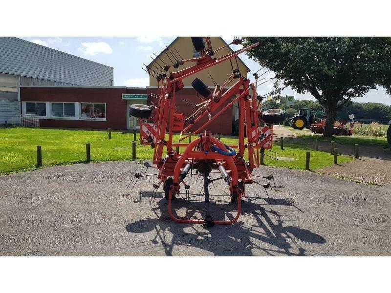 Kuhn GF7802 耙與翻草機