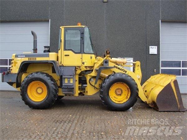 Komatsu WA320 輪胎式裝載機