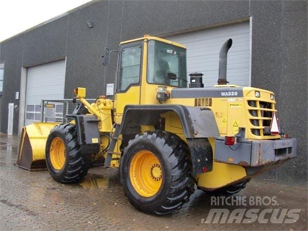 Komatsu WA320 輪胎式裝載機