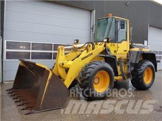 Komatsu WA320 輪胎式裝載機
