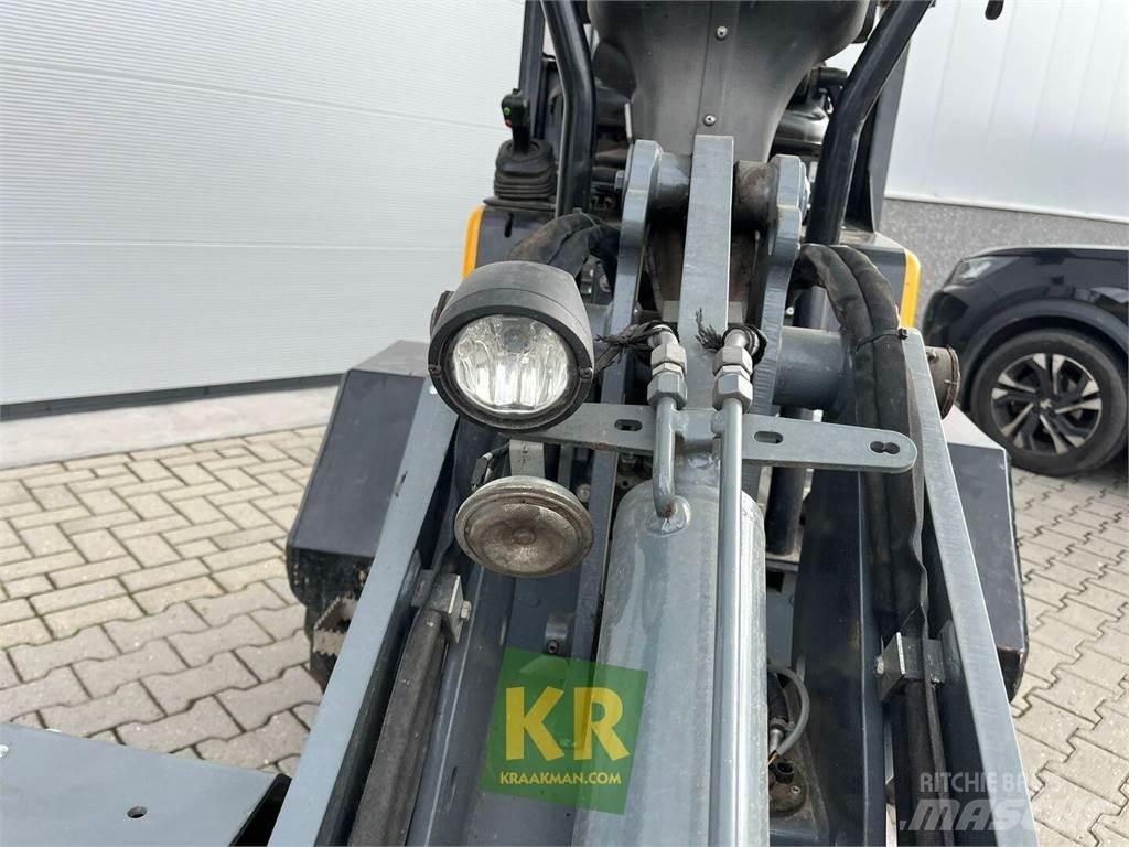 GiANT D332 前端裝載機和挖掘機