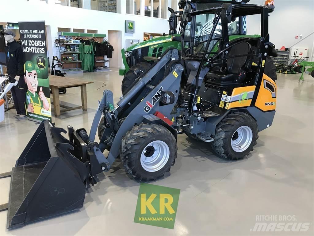 GiANT G2200E 前端裝載機和挖掘機