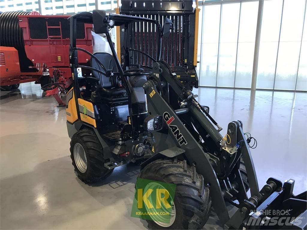 GiANT G2200E 前端裝載機和挖掘機