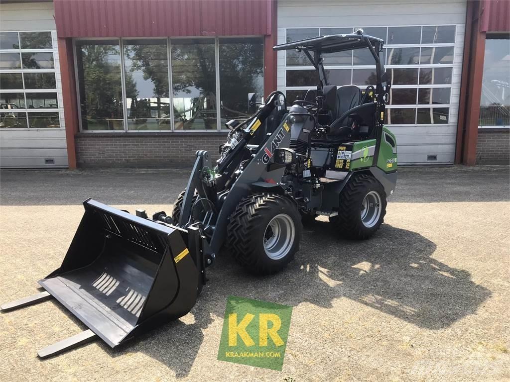 GiANT G2200E 前端裝載機和挖掘機