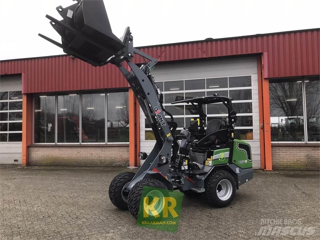 GiANT G2700E 前端裝載機和挖掘機
